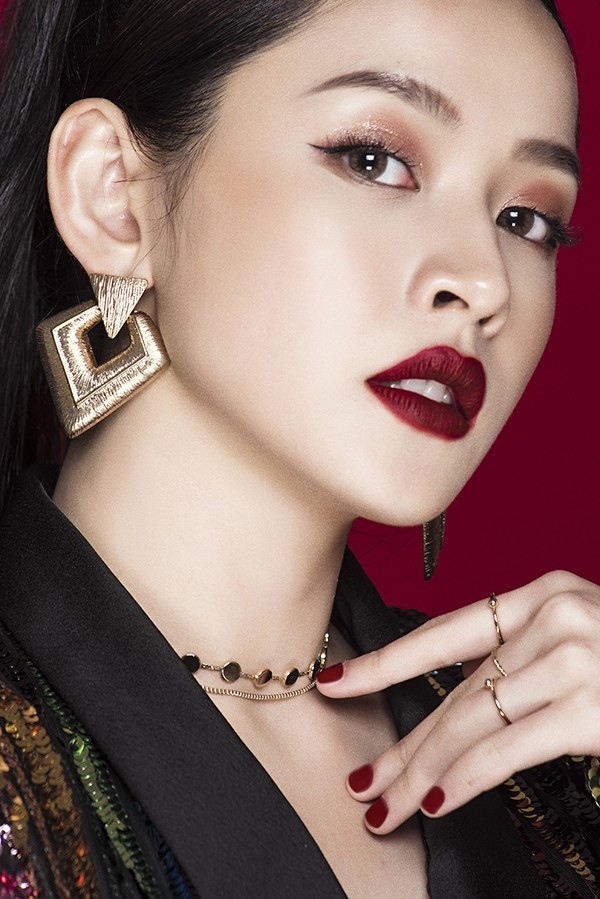 Tin sao Việt 27/10:Chi Pu nói gì khi báo Hàn gọi là diễn viên quốc dân Việt Na'?