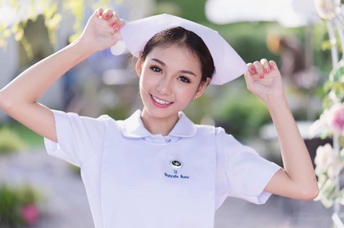 Vì quá nổi tiếng, nữ y tá xinh đẹp nhất Thái Lan bị sa thải