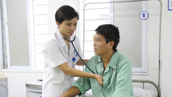 Quý ông 46 tuổi bị sốc tim vì hút thuốc lá nhiều như ăn cơm