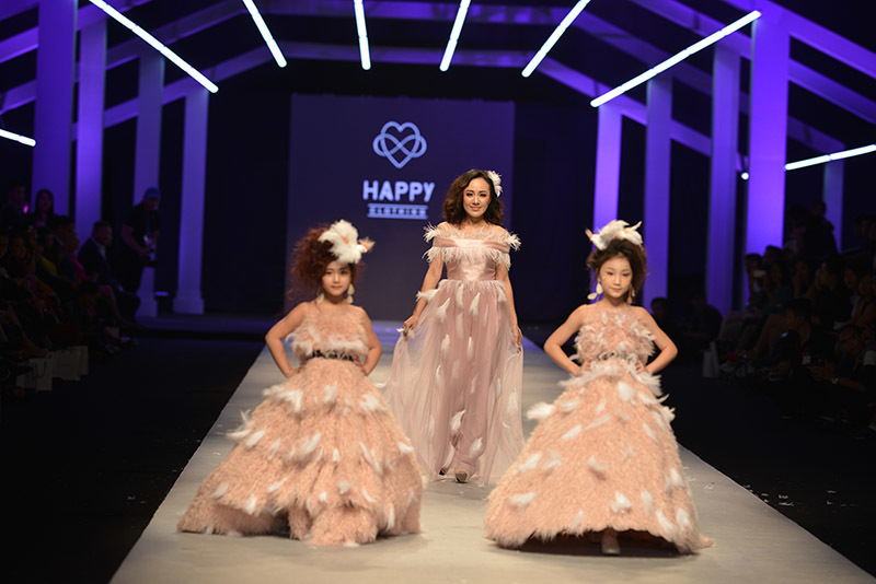 BTV Hoài Anh làm mẫu catwalk thần thái