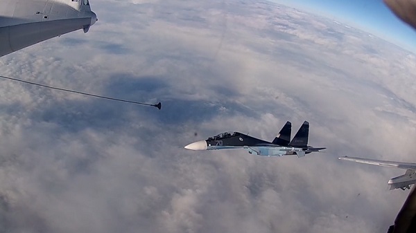 Xem tiêm kích, oanh tạc cơ Nga tiếp nhiên liệu giữa không trung