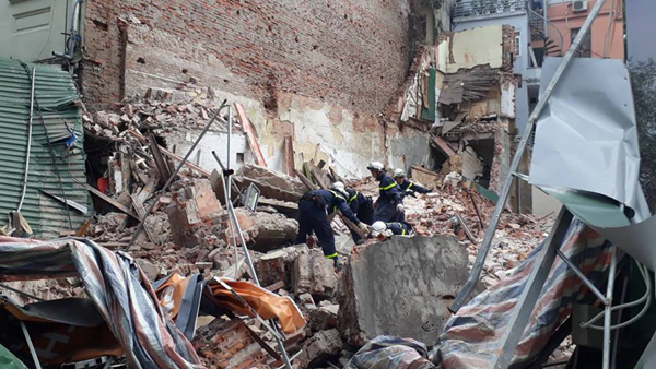 Sập tường nhà cạnh hồ Gươm, nhiều người bỏ chạy