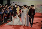 Nhật Kim Anh ngã dúi dụi trên thảm đỏ Liên hoan phim Quốc tế Hà Nội
