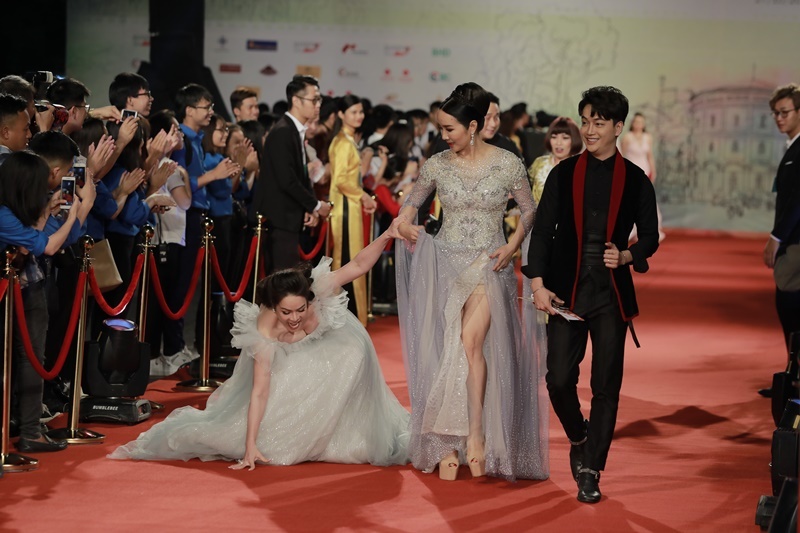 Nhật Kim Anh ngã dúi dụi trên thảm đỏ Liên hoan phim Quốc tế Hà Nội