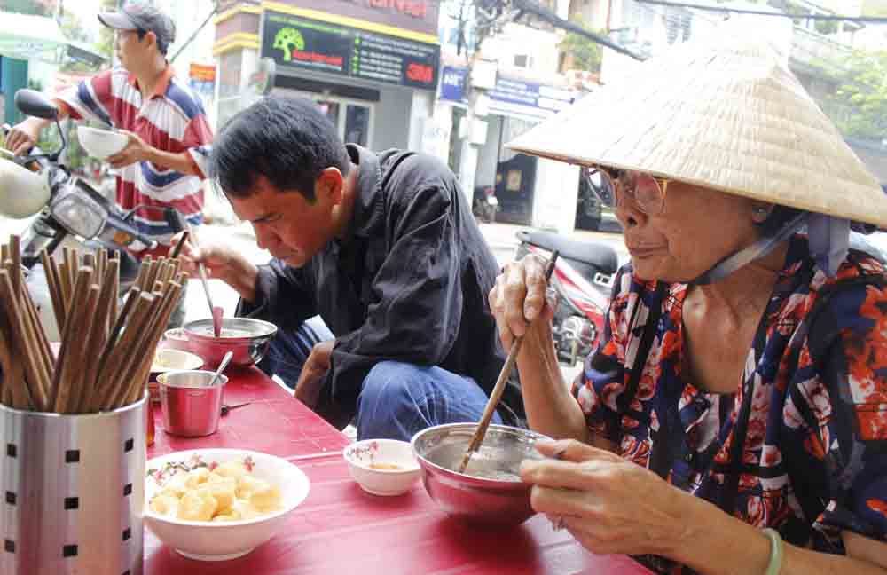 Cháo lòng nấu vào chậu thau: Bí mật bà Út 80 năm khách vẫn mê mẩn