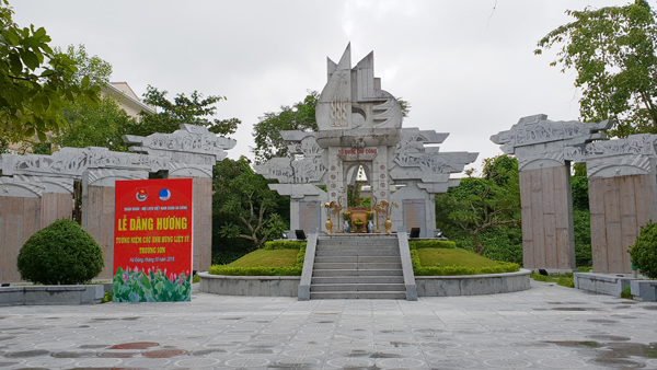 Tới thăm khu tưởng niệm liệt sĩ tại Bảo tàng đường Hồ Chí Minh