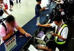 Khách Trung Quốc tát nhân viên sân bay vì bị trễ chuyến