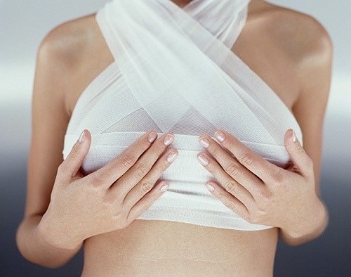 Người phụ nữ nhiều năm phải nhét giẻ vào ngực vì lý do đau đớn