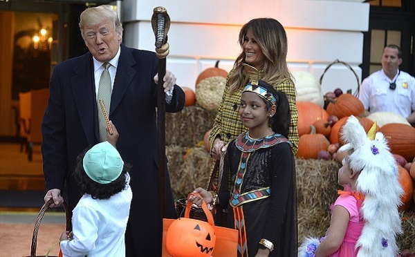 Ông Trump huơ gậy đầu rắn, phát kẹo Halloween cho trẻ em