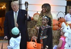 Ông Trump huơ gậy đầu rắn, phát kẹo Halloween cho trẻ em