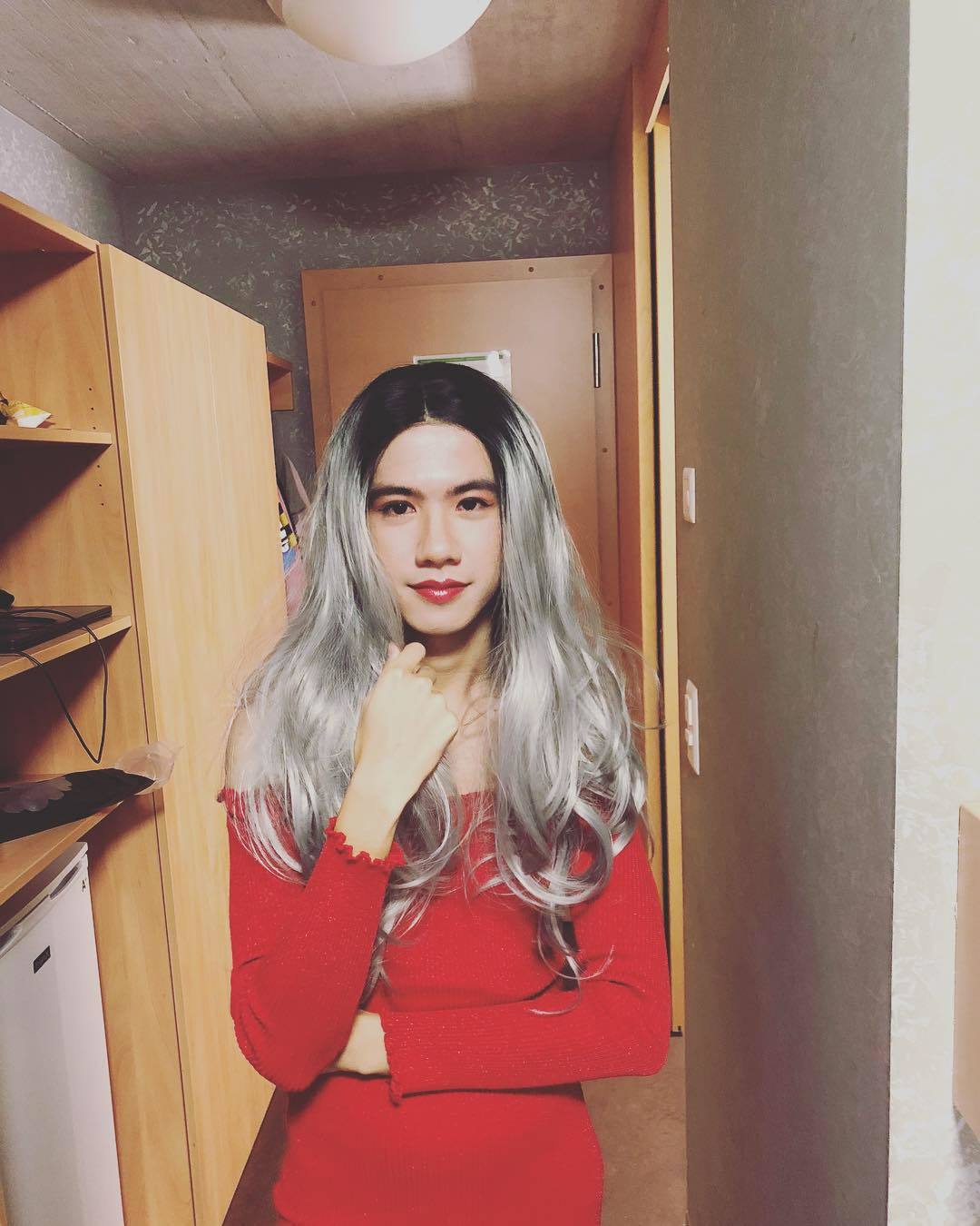 Sự thật về 'cô gái' xinh đẹp có mái tóc bạch kim trong tiệc Halloween