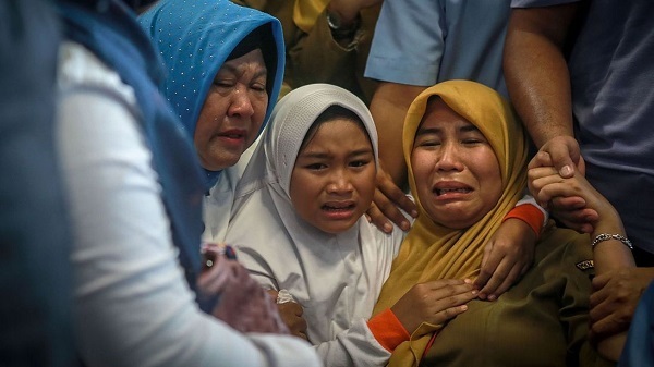 Hình ảnh thân nhân hành khách máy bay Indonesia lo lắng ngóng tin