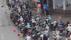 Ngày rối loạn phố Kim Mã: Xế hộp ngỡ ngàng, xe máy chen nhau hít khói