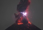 Sét lóe sáng trên miệng núi lửa phun trào ở Indonesia