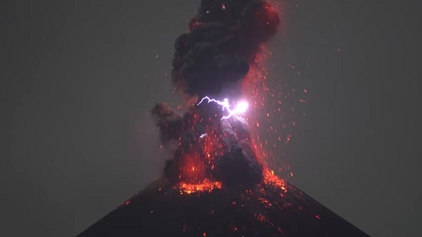 Sét lóe sáng trên miệng núi lửa phun trào ở Indonesia