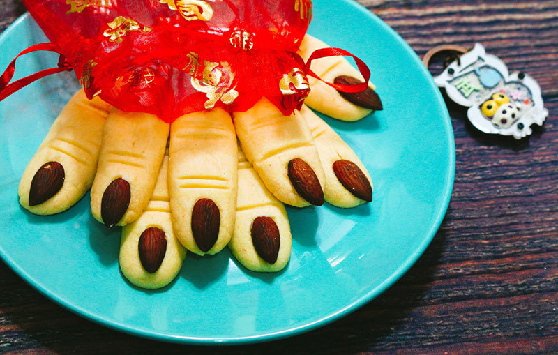 Cách làm bánh quy ngón tay phù thủy cho lễ hội Halloween