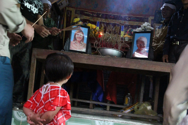Nghẹn lòng lý do mẹ và con trai 18 tháng chết treo cổ