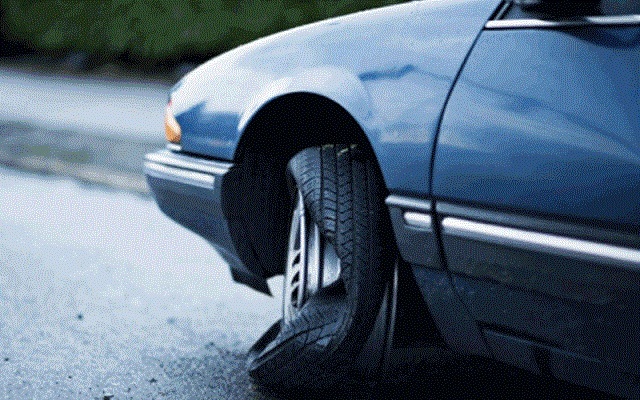 Cách xử lý khi nổ lốp xe ô tô trên đường cao tốc