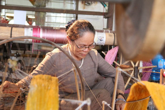 Duy nhất Việt Nam: Cụ bà luyện tằm tự dệt chăn tơ, bắt cọng sen 'nhả' lụa