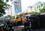 Xe tải náo loạn đại lộ Sài Gòn, 3 người kẹt trong cabin kêu cứu