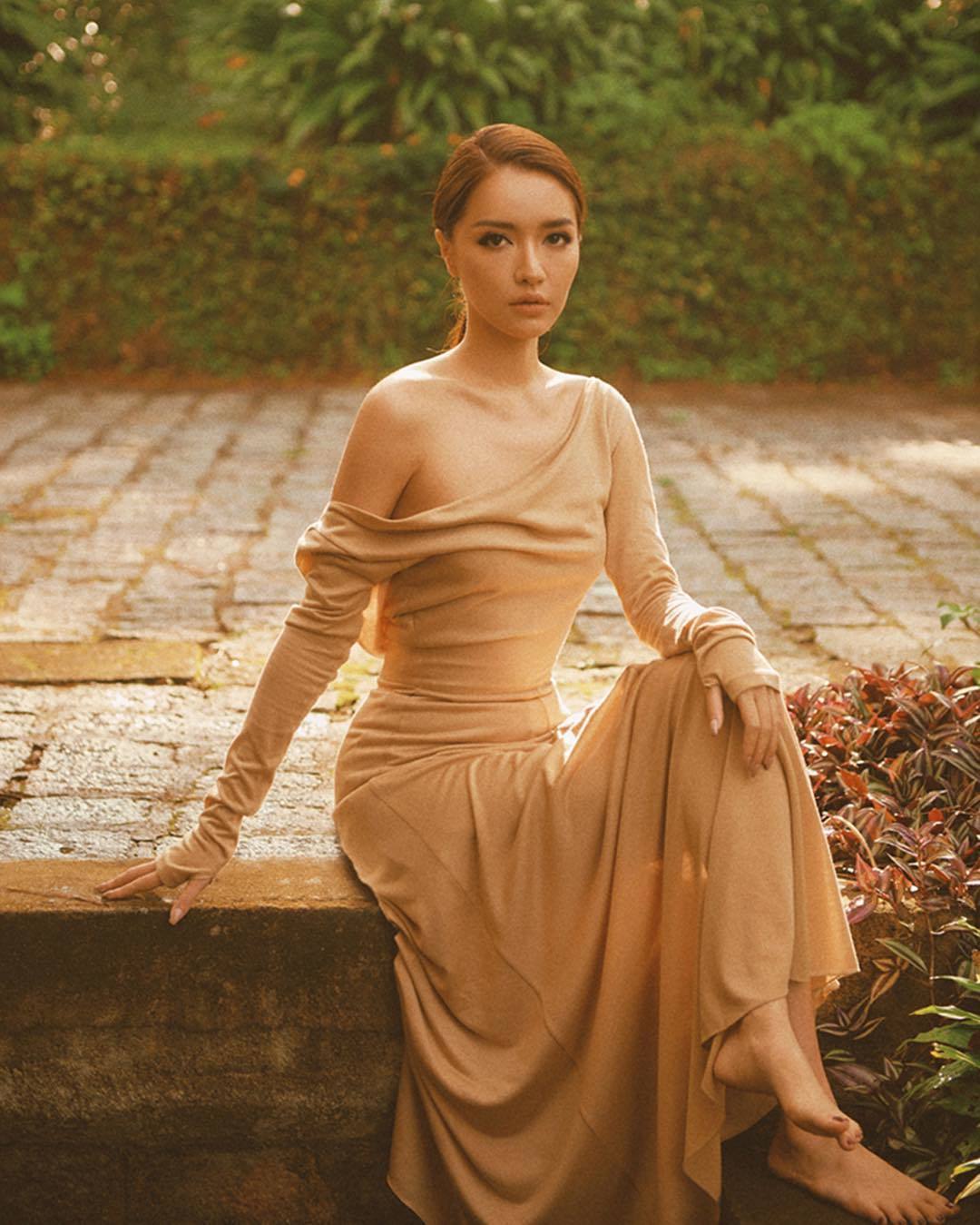 Sao Việt ngày 31/10: Hương Giang đính chính tin đồn được cầu hôn