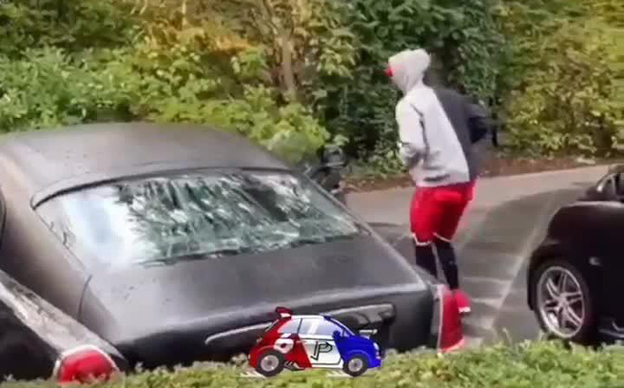 Pogba diễn trò 