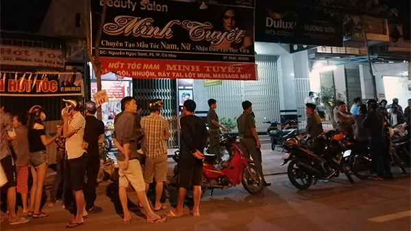 Đôi nam nữ chết bất thường trong tiệm hớt tóc ở miền Tây