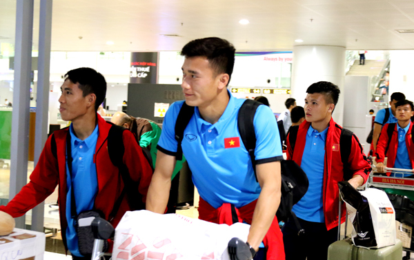 Quang Hải, Tiến Dũng nặng trĩu quà, Trọng Hoàng 