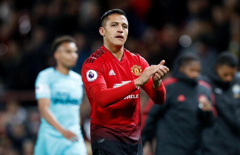 Alexis Sanchez thoát khỏi địa ngục, MU cắt lỗ tống sang PSG