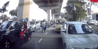 2 tên cướp đập vỡ cửa kính ô tô, giật túi xách ngay giữa đường