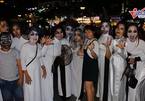 Diện áo dài trắng chơi Halloween: Tranh cãi thâu đêm ở phố Sài Gòn