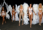 Chị em nhà Kim Kardashian hóa thiên thần nội y nóng bỏng
