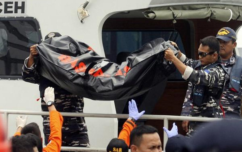 Vớt được hộp đen máy bay Indonesia, nhận dạng nạn nhân đầu tiên