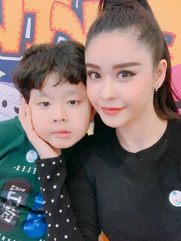 Tin sao Việt ngày 2/11: Sau 2 năm Đặng Thu Thảo mới dám công khai ảnh ôm ấp chồng