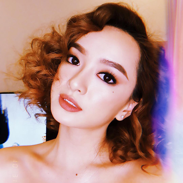 Tin sao Việt ngày 2/11: Sau 2 năm Đặng Thu Thảo mới dám công khai ảnh ôm ấp chồng