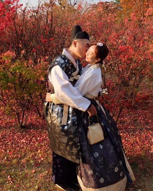 Tin sao Việt ngày 2/11: Sau 2 năm Đặng Thu Thảo mới dám công khai ảnh ôm ấp chồng