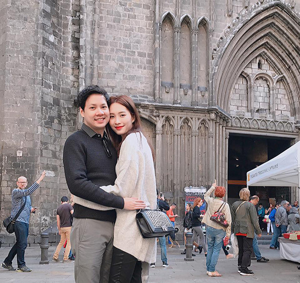 Tin sao Việt ngày 2/11: Sau 2 năm Đặng Thu Thảo mới dám công khai ảnh ôm ấp chồng