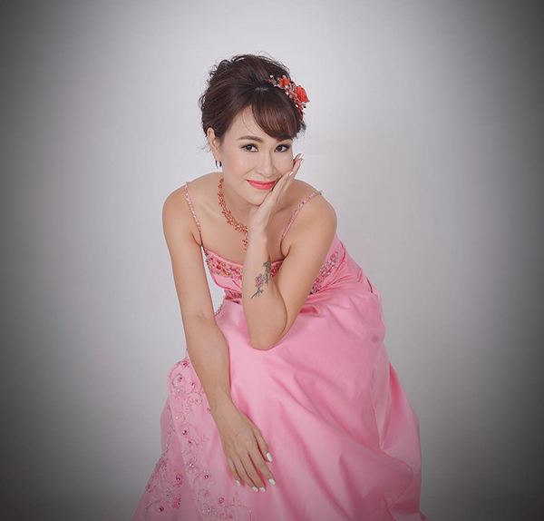 Tin sao Việt ngày 2/11: Sau 2 năm Đặng Thu Thảo mới dám công khai ảnh ôm ấp chồng