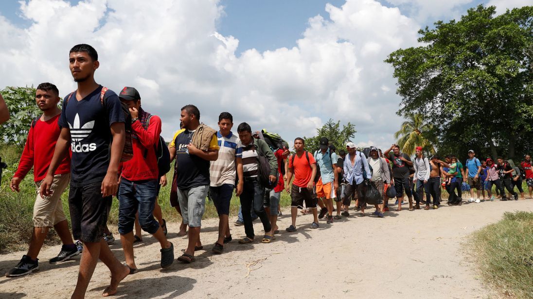 Ông Trump doạ bắn người di cư ném đá lính Mỹ