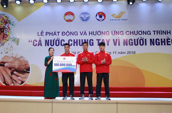 Tuyển Bóng đá Việt Nam cùng Vnpost chung tay vì người nghèo