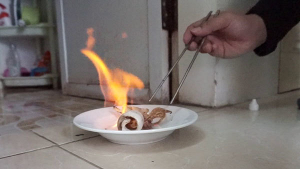 Bố nướng mực gây cháy lớn, con 2 tuổi tử vong, vợ bỏng nặng