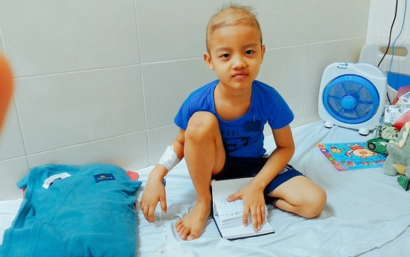Xót xa bé trai 5 tuổi cùng lúc chiến đấu với 3 bệnh ung thư