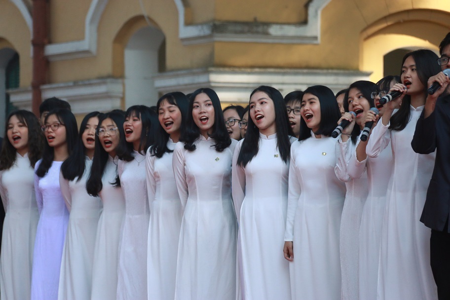 Chủ tịch Quốc hội trao Huân chương Độc lập hạng Ba cho ngôi trường 110 tuổi