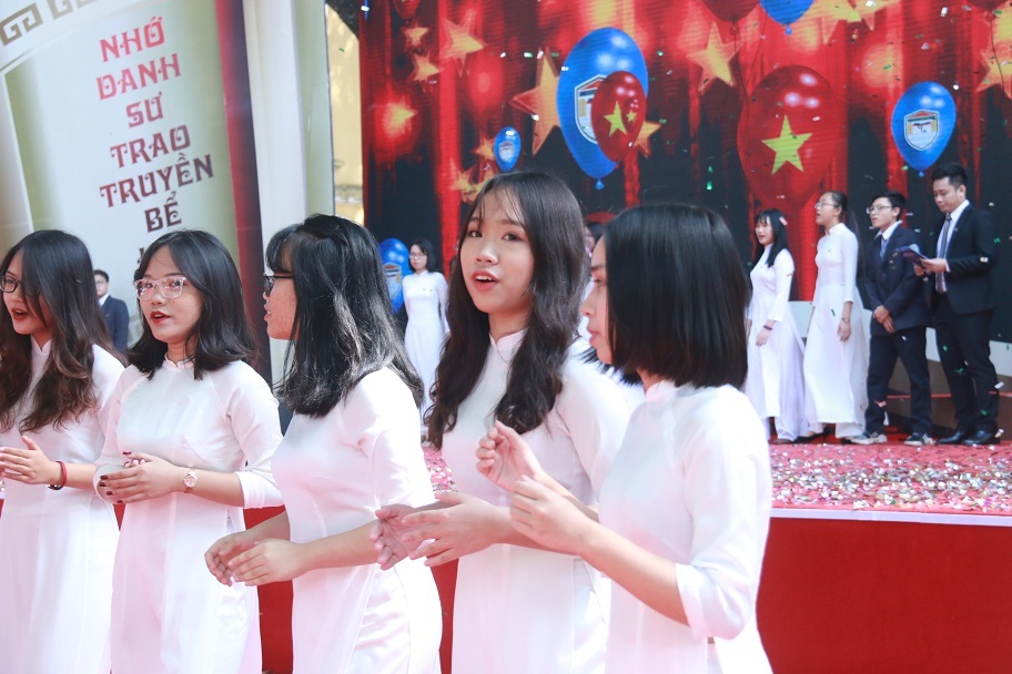 Chủ tịch Quốc hội trao Huân chương Độc lập hạng Ba cho ngôi trường 110 tuổi