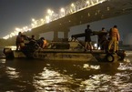 Highlight five black cars from Chuong Duong Bridge to the Red River River "width =" 145 "height =" 101