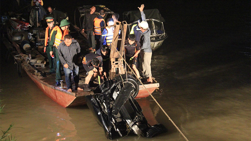 Tìm thấy 2 thi thể vụ ô tô bay khỏi cầu Chương Dương xuống sông Hồng