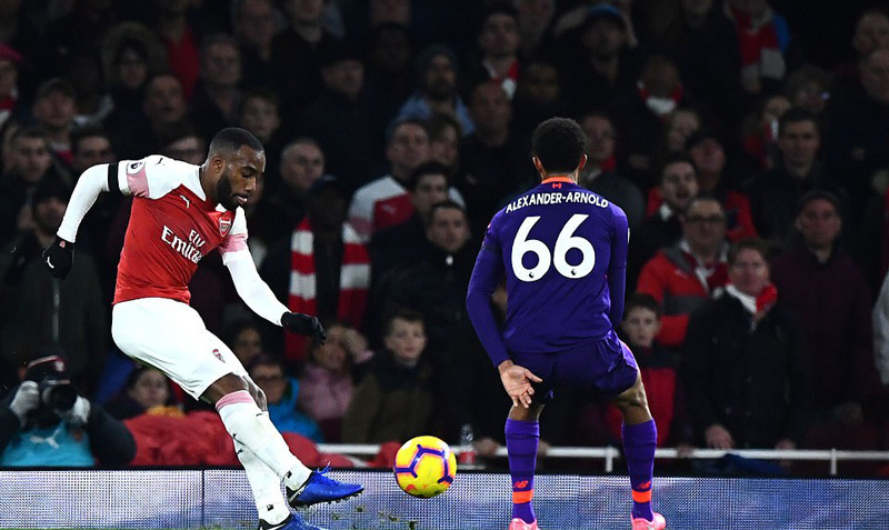 Lacazette giải cứu, Arsenal thoát thua trước Liverpool