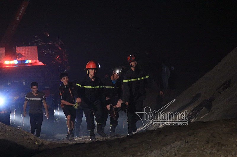 Xe Mercedes rơi từ cầu Chương Dương: Nạn nhân vẫn ôm vô lăng