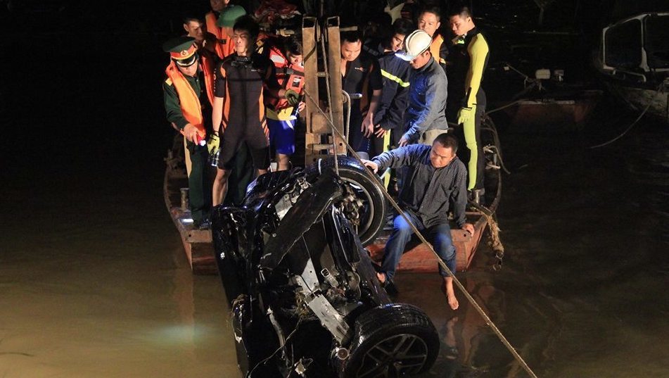 Danh tính nữ nạn nhân trong xe Mercedes rơi xuống sông Hồng