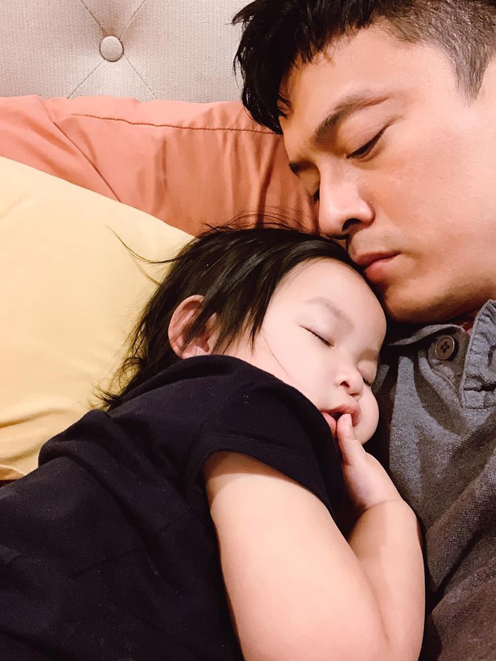 Sao Việt ngày 5/11: Lê Khánh hạnh phúc trong ngày đầy tháng con trai đầu lòng